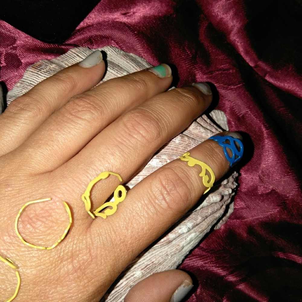 Knuckle ring clock hand